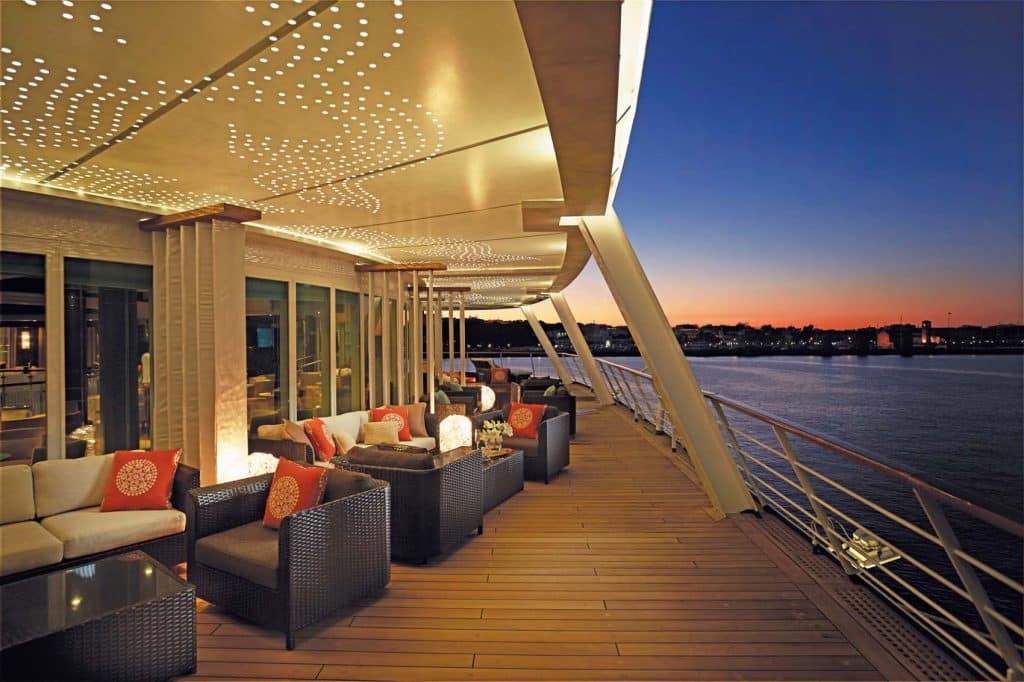 REG-Voyager-HorizonLoungeDeck
