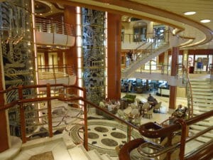 Atrium-op-de-Sapphire-Princess