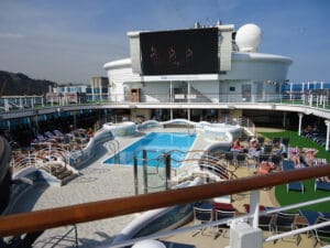 Buitenzwembad met videoscherm op Sapphire-PRincess