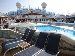 Buitenzwembad op Sapphire Princess