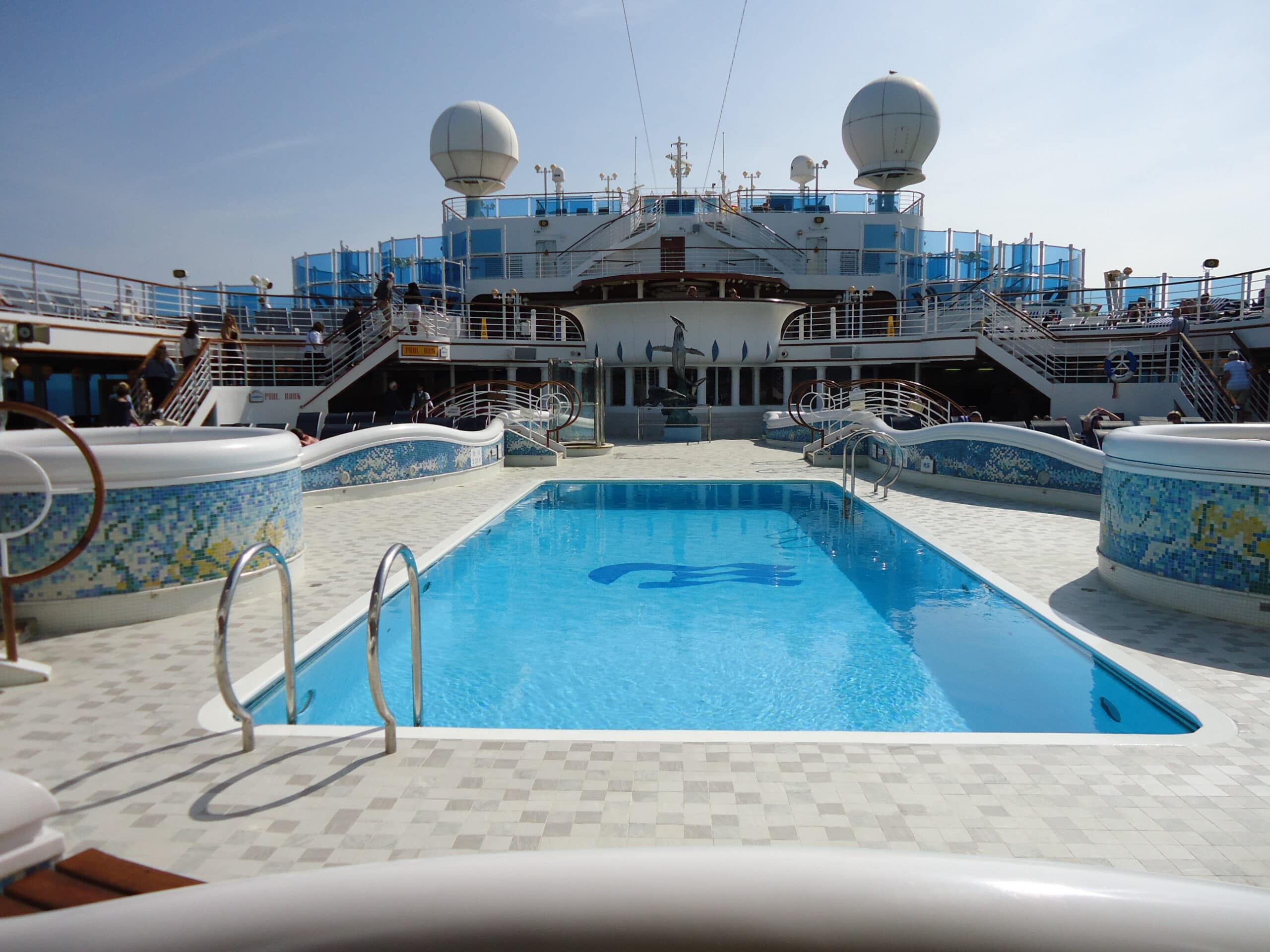 Hoofdzwembad-op-de-apphire-Princess_-Captain_Cruise_bezoekt_de_Sapphire_Princess-166