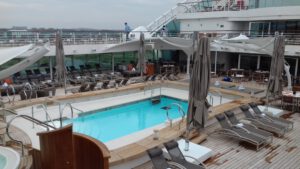 Zwembad aan boord van een cruiseschip