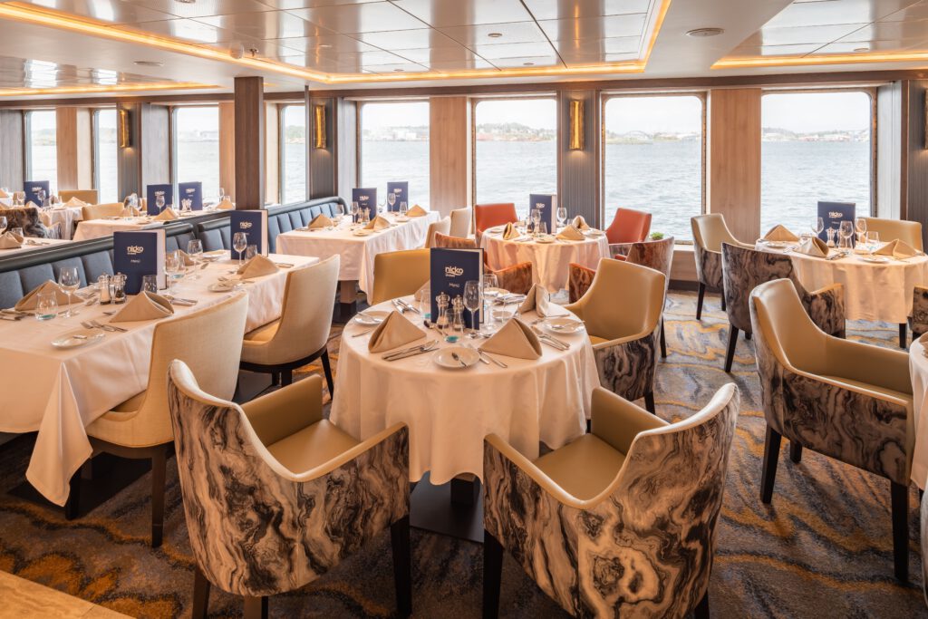 Nicko-WorldExplorer-Zeecruise-Mystic-bovenrestaurant-2