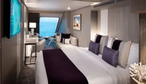Celebrity Ascent Deluxe Oceanview stateroom met groot raam en ruime zit- en slaapruimte