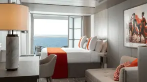 Interieur van een Celebrity Ascent Infinite Veranda stateroom met moderne slaapruimte en zeezicht