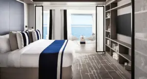 Luxe slaapkamer van de Penthouse Suite op de Celebrity Ascent met kingsize bed, zachte verlichting en modern interieur