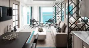 Luxe woonkamer van de Royal Suite op de Celebrity Ascent met panoramische ramen, zithoek en uitzicht op zee