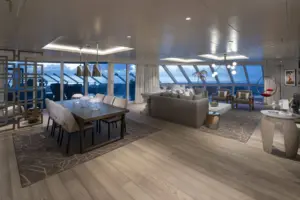 Iconic Suite op de Celebrity Edge met panoramisch uitzicht, luxe interieur en privé terras binnen The Retreat suitecategorie