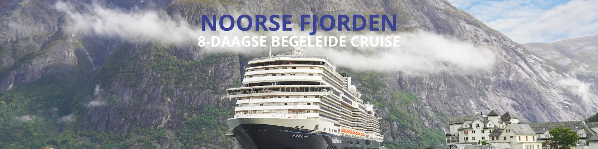 Cruiseschip vaart door de Noorse fjorden met steile groene bergen op de achtergrond.