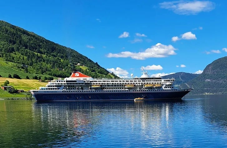 Balmoral van Fred Olson Cruises met scenic achtergrond