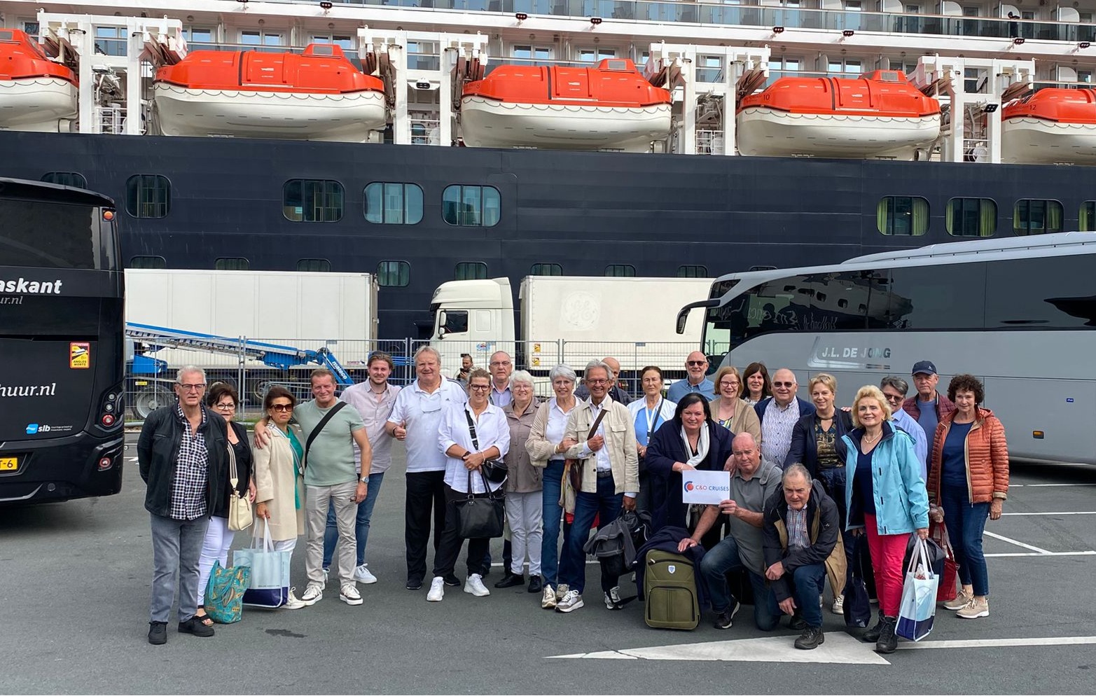 Team van C&O Cruises met Nederlandssprekende reisbegeleiding aan boord tijdens cruises