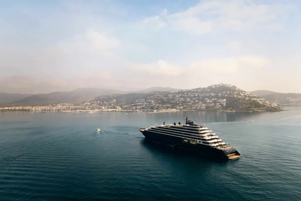 Ritz-Carlton Evrima cruiseschip voor de kust van St Lucia in de Caraïben