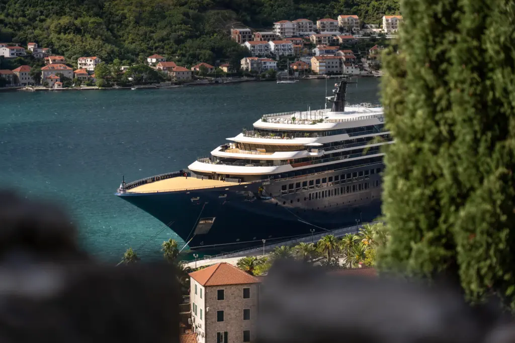 Ritz-Carlton Luminara cruiseschip in de baai van Kotor Montenegro