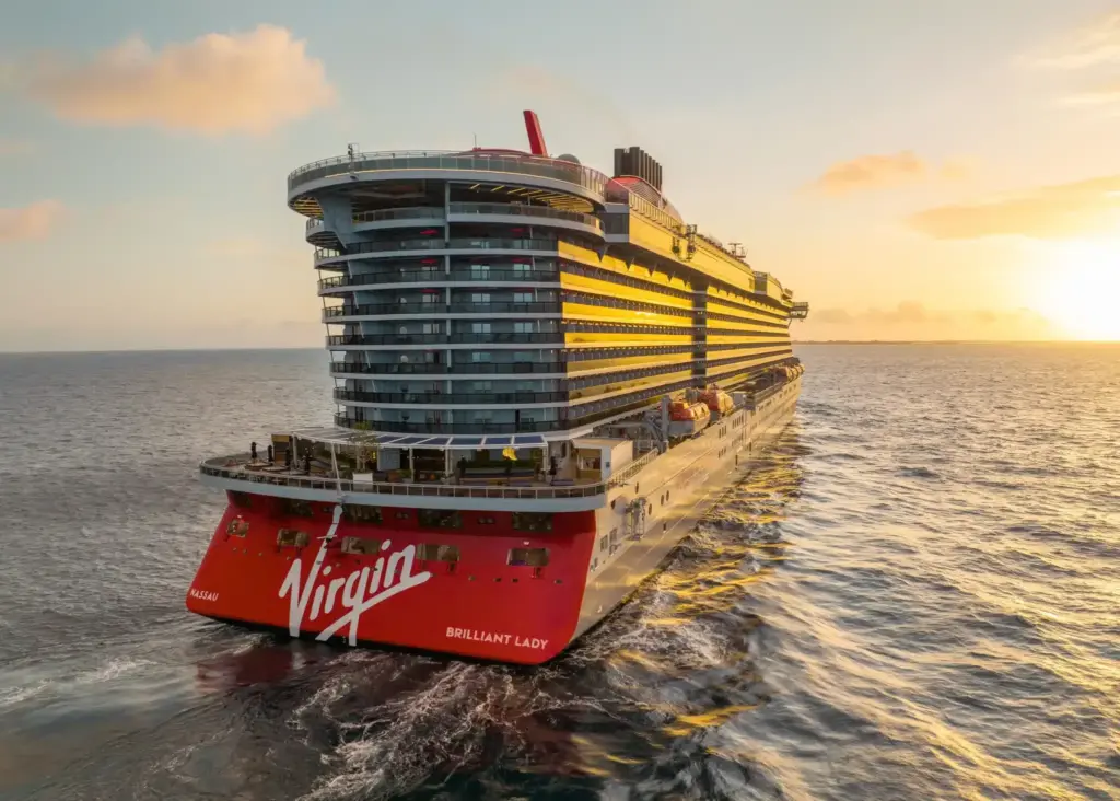 Virgin Voyages Brilliant Lady cruiseschip op zee tijdens zonsondergang