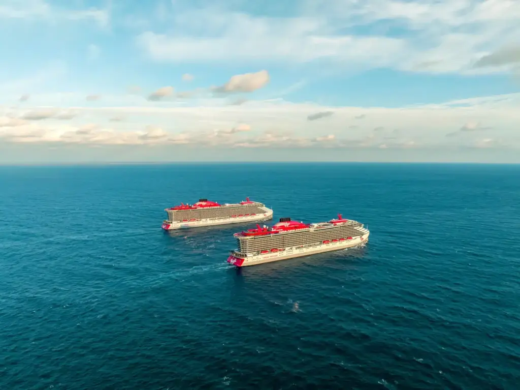 Virgin Voyages Scarlet Lady en Valiant Lady cruiseschepen samen op zee