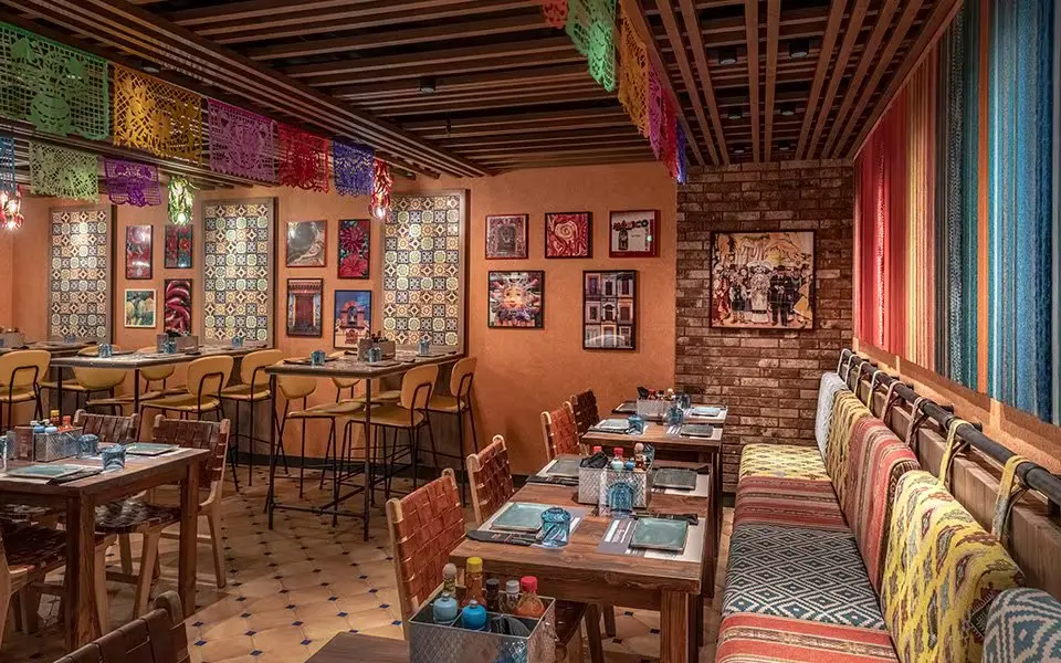 HOLA Tacos & Cantina restaurant aan boord van MSC World Asia met Mexicaanse streetfood gerechten en kleurrijk interieur