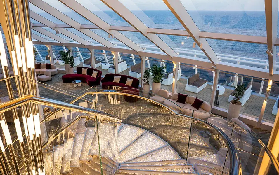 Lounge aan boord van MSC World Asia in de World Galleria met moderne zitgedeeltes en sfeerverlichting