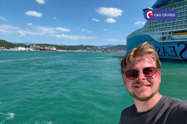 Selfie van Mike C&O Cruises - Legend of the Seas op de achtergrond